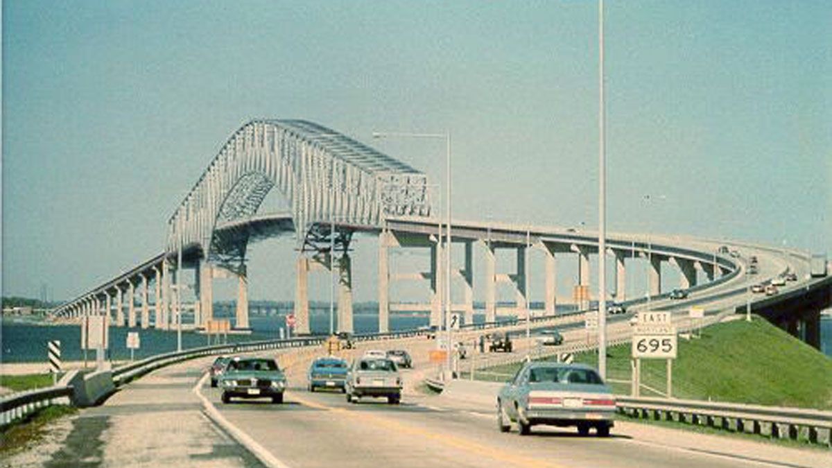 Inaugurado en 1977, el puente sobre el r&iacute;o Patapsco solo fue dise&ntilde;ado para el tr&aacute;nsito vehicular. No ten&iacute;a v&iacute;as f&eacute;rreas (Foto: captura de TV).