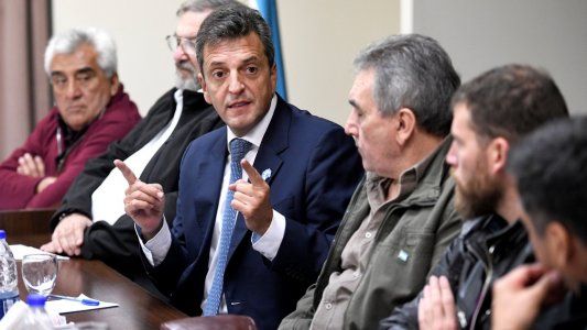 Massa se mostró con los sindicalistas del transporte y apoyó el reclamo contra el Impuesto a las Ganancias