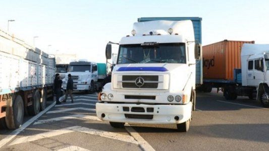 Camioneros santafesinos cortan la ruta 34 en protesta por restricciones en Santiago del Estero