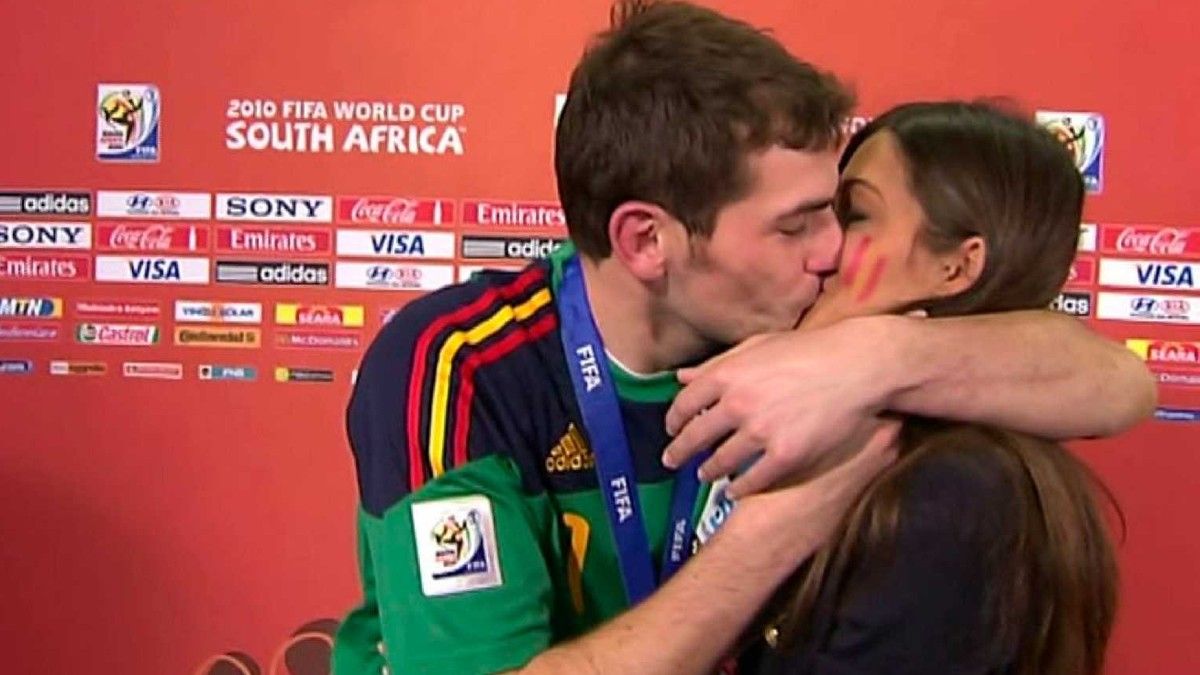 Iker Casillas y el día que le dio un beso en la boca a Sara Carbonero durante el Mundial de Sudáfrica 2010. (Foto: Captura Tv) 