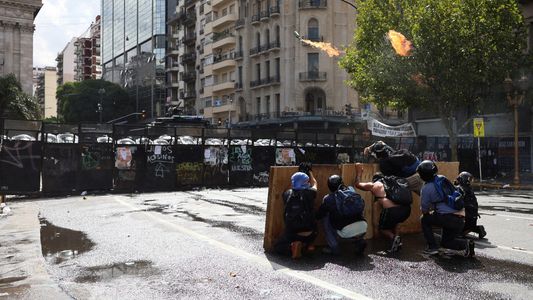 Marcha de la CGT en el Congreso: bombas molotov, gas pimienta y violentos incidentes