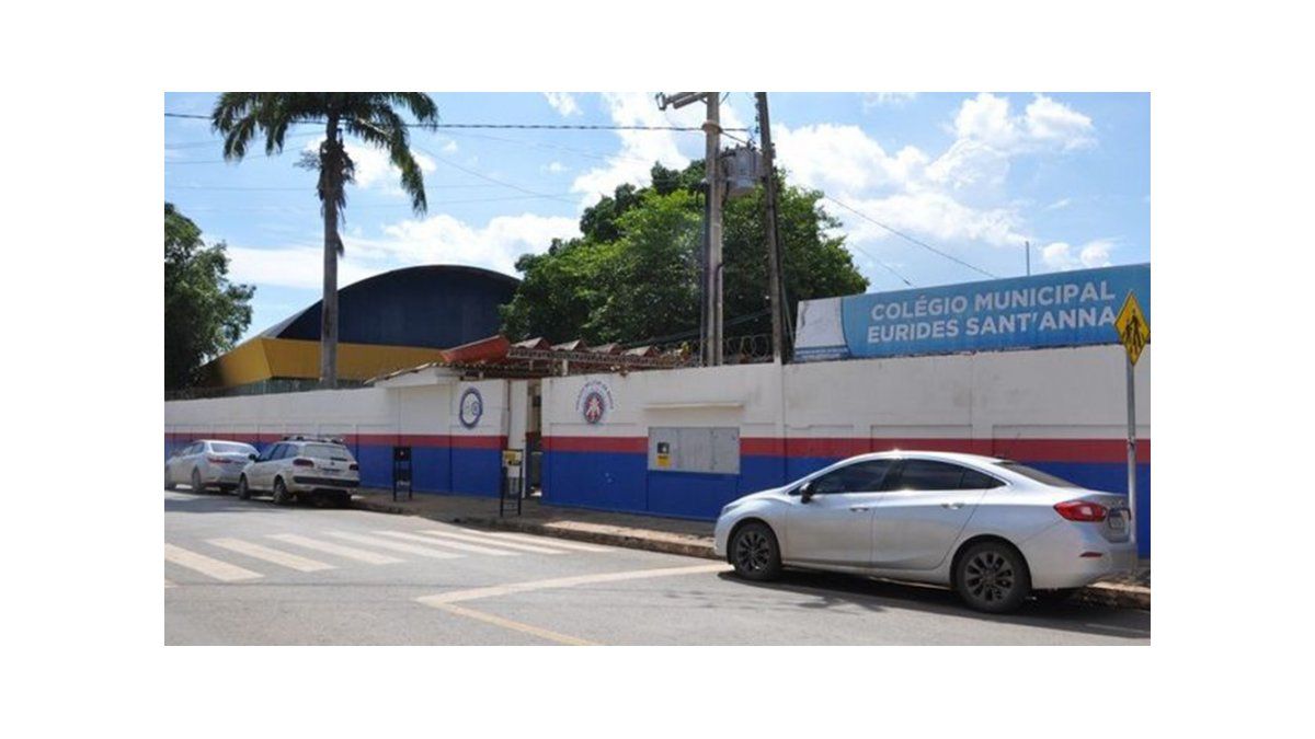 La puerta del colegio donde se produjo el salvaje ataque.