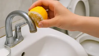 El truco viral con limón y sal para sacar el sarro de canillas e inodoros