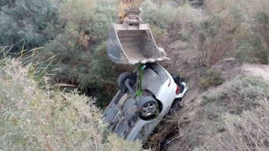 Misterio y consternación en San Juan: encontraron a una pareja muerta en un auto sumergido en un desagüe