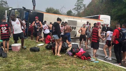 Preocupación: volcó un micro con hinchas de Flamengo que viajaban para el partido vs. Racing y hay heridos de gravedad