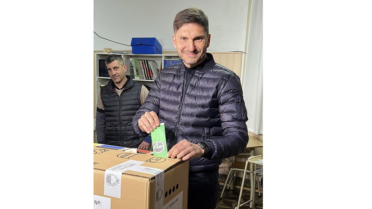El candidato a gobernador de Unidos Para Cambiar Santa Fe, Maximiliano Pullaro, votó este domingo en las elecciones de Santa Fe. (Foto: Twitter)