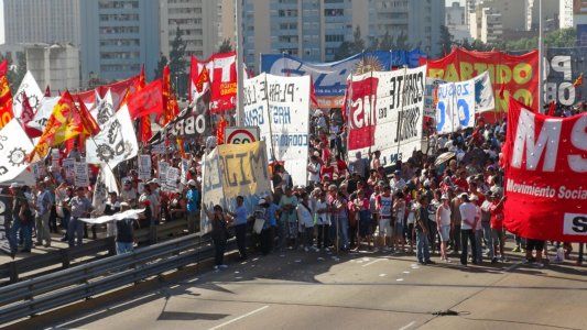 Corte total en Puente Pueyrredón y otros accesos en una nueva jornada de protesta de los movimientos sociales