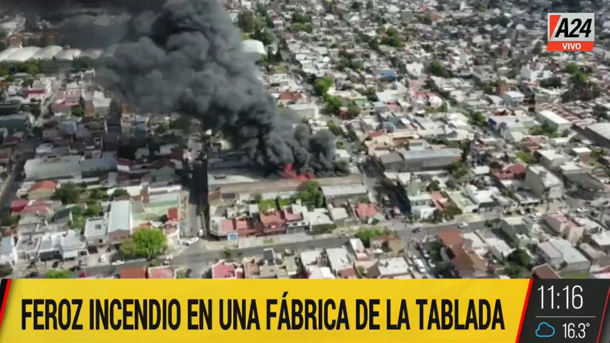 Un importante&nbsp;incendio&nbsp;se desata en una&nbsp;fábrica de plástico ubicada en la localidad de La Tablada. (Foto: Captura TV)&nbsp;
