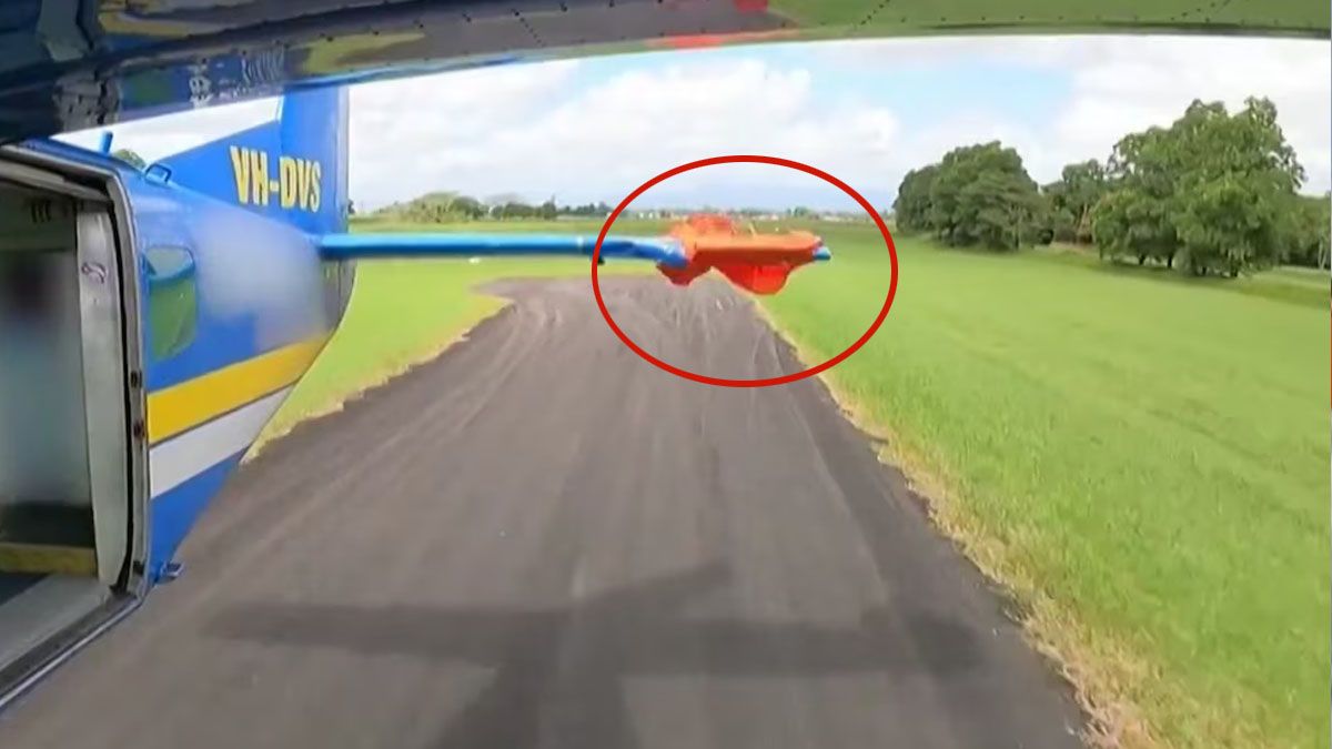 La destreza del piloto le permiti&oacute; aterrizar con la avioneta da&ntilde;ada y parte del paraca&iacute;das anudado en la cola. (foto: Captura de TV)