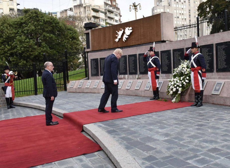 Histórico: el canciller británico homenajeó a los caídos argentinos en Malvinas