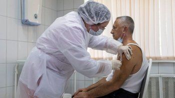 Rusia empezó a vacunar contra el COVID-19 a los principales grupos de riesgo