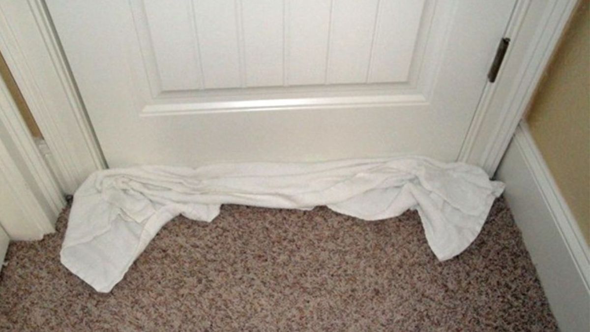 Truco viral: por qué recomiendan poner una toalla debajo de la puerta y para qué sirve. (Foto: Archivo)