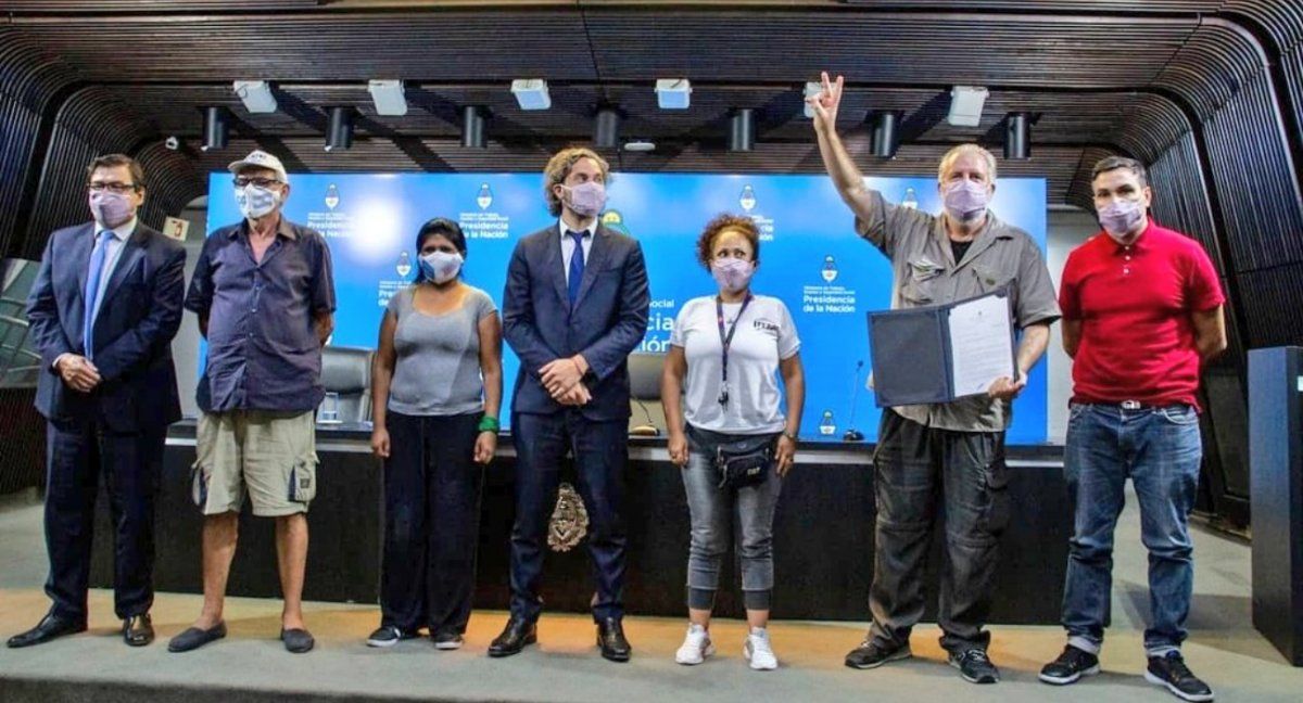Cafiero y Moroni junto a los integrantes de UTEP. (Foto: prensa)