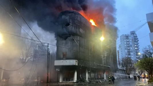 Impactante incendio en La Plata: explosiones, humo y caída al vacío de electrodomésticos