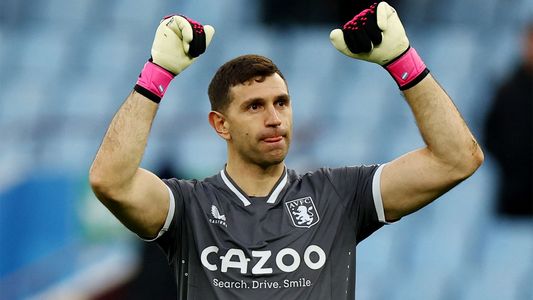 Un campeón del mundo podría ser compañero del Dibu Martínez en el Aston Villa