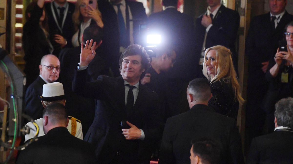El presidente Javier Milei celebraba su asunción en una función de gala en el Teatro Colón