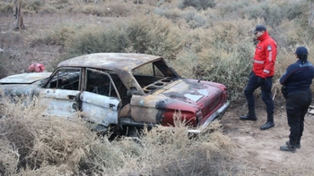 Horror en Mendoza: hallan un cadáver atado de pies y manos en el baúl de un auto incendiado