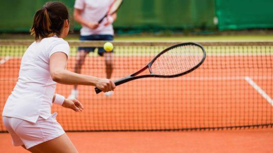 En medio de la polémica por los runners, en el municipio de Ezeiza permiten jugar tenis y golf en countries