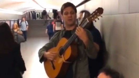 Rodrigo de la Serna sorprendió tocando junto a su banda en el subte