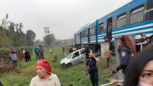 Impactante: viajaba con su familia en auto, fue embestido por el tren Sarmiento y se salvó de milagro