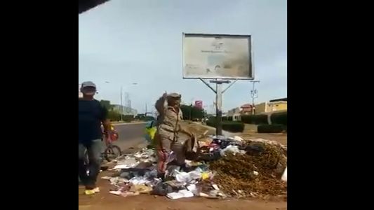 Una militar venezolana pidió sacar a Nicolás Maduro mientras buscaba comida entre la basura