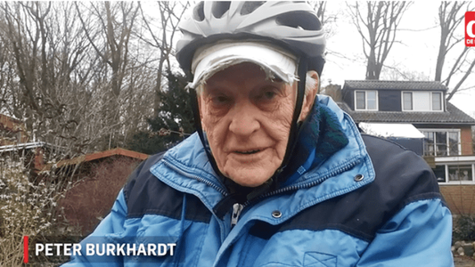 Tiene 90 años y todos los días hace dos horas en bicicleta para visitar a su esposa enferma