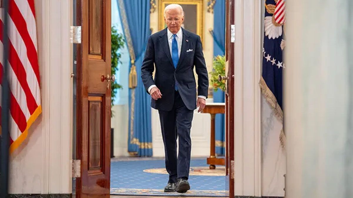 Joe Biden camina solo por la Casa Blanca. Los demócratas, desesperados por lograr que de un paso al costado. (Foto: Gentileza USAToday)