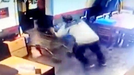 Violencia de género: el video del hombre que entró a los tiros en una escuela y baleó a su expareja