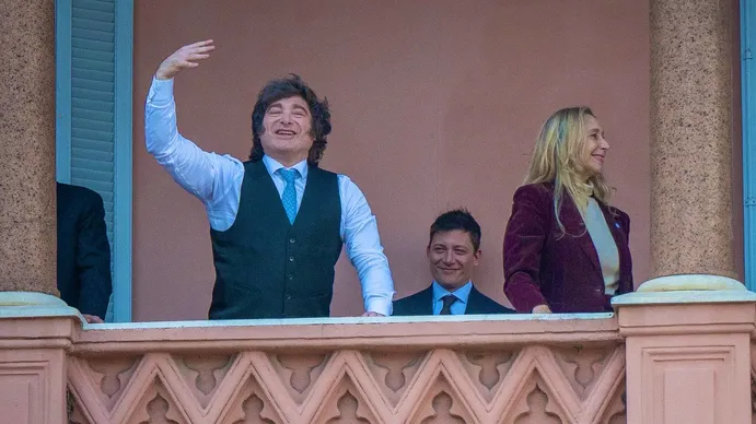 Tras la reunión de Gabinete, Javier Milei se mostró con Karina y Santiago Caputo en el balcón de la Rosada