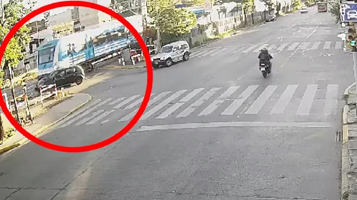 Una chica de 19 años cruzó las vías con la barrera baja en Ramos Mejía y murió. (Foto: captura)