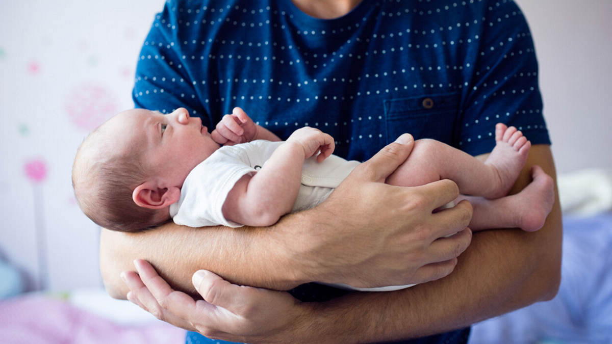 La licencia por paternidad en Argentina permite a los nuevos padres dos días libres con goce de sueldo inmediatamente seguidos a la fecha del nacimiento.