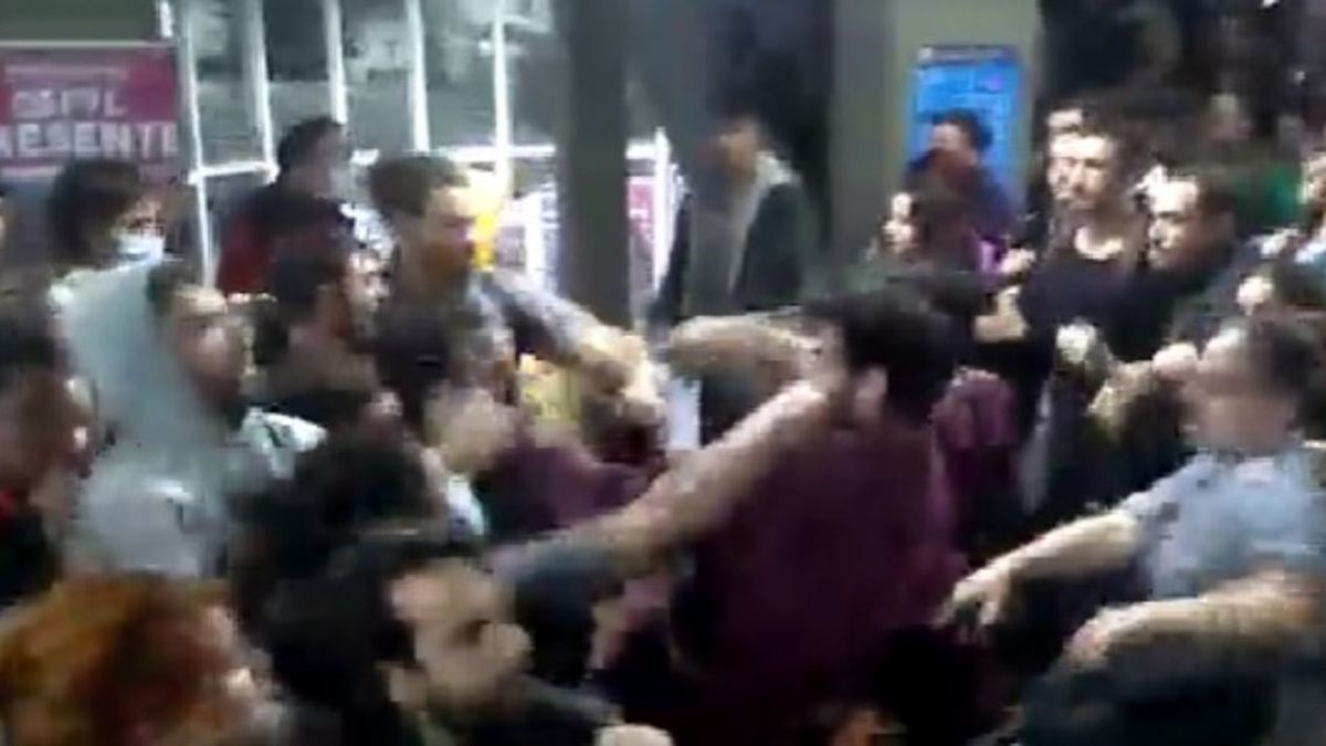 Feroz pelea entre estudiantes de izquierda en la UBA: suspendieron las clases en la Facultad de Filosofía y Letras&nbsp; (Foto: captura de Twitter).