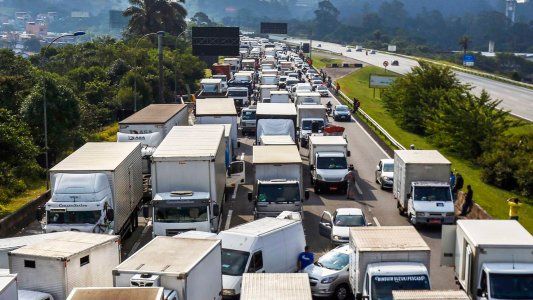 AHORA – Camioneros y transportistas cortan accesos a la Ciudad, mientras se espera un anuncio de Moyano