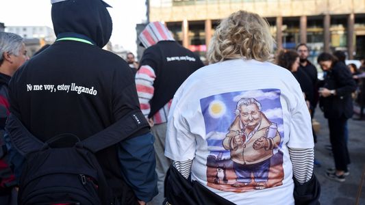 Las emotivas imágenes del último adiós a José Pepe Mujica: caravana y velatorio en Montevideo
