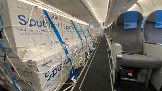 Coronavirus: arribó el cuarto vuelo desde Rusia con 400.000 dosis de la vacuna Sputnik V