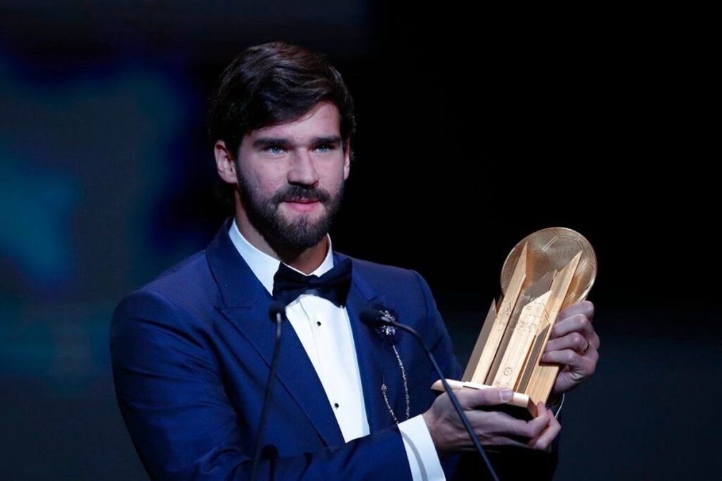 ¡El 1 de todos los 1! Alisson Becker se quedó con el premio al mejor arquero