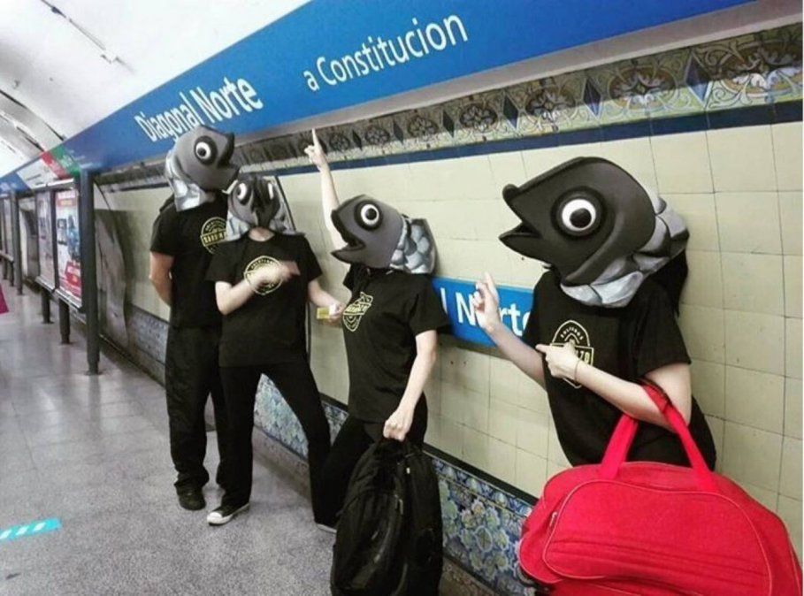 #Sardinazo: Se disfrazan de sardinas y se meten en el subte para visibilizar las malas condiciones de viaje