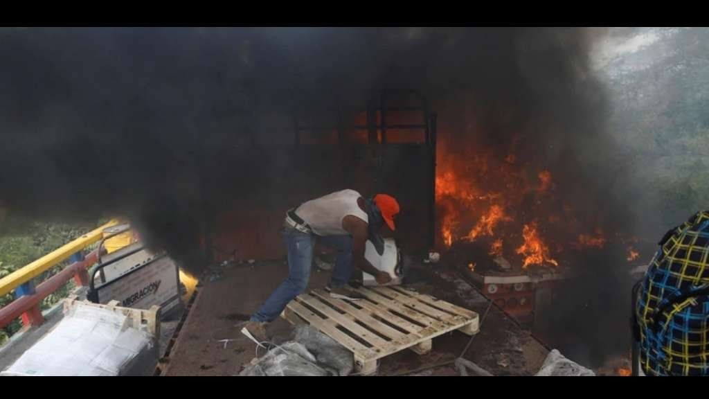 Incendiaron tres camiones que llevaban ayuda humanitaria a Venezuela