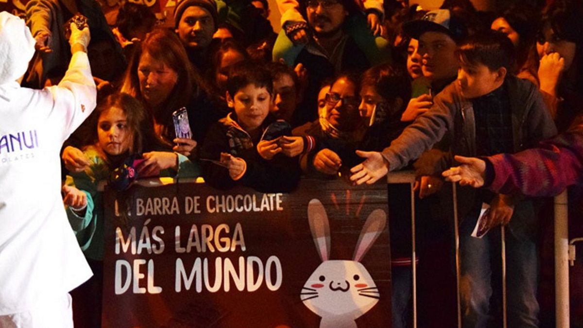 Bariloche rompe un récord mundial con la barra de chocolate más larga del mundo
