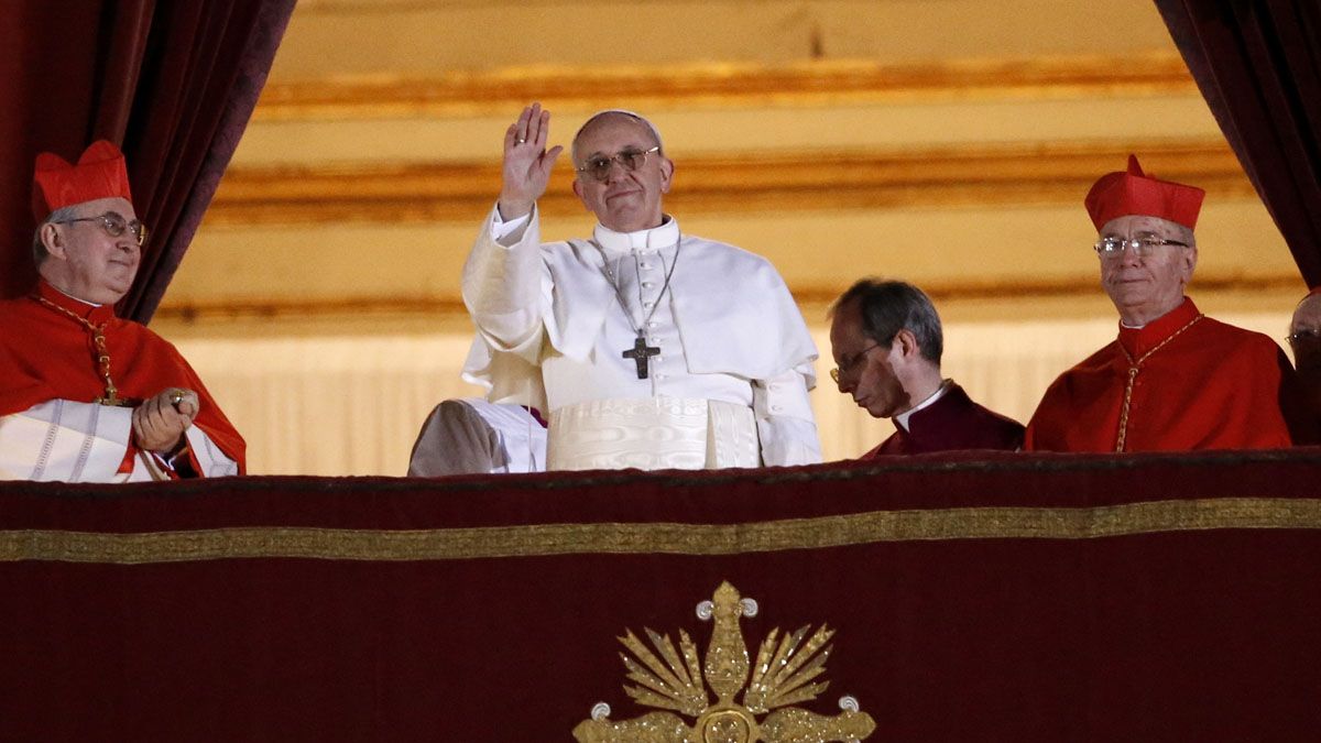 13 de marzo de 2013. El cardenal Bergoglio aparece por primera vez como Francisco, el papa argentino. (Foto: Gentileza El observador)