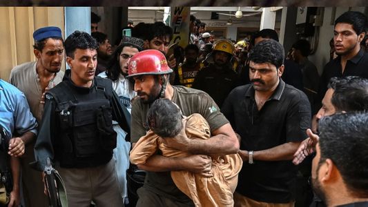 Se derrumbó el techo de una escuela en Pakistán con niños dentro y se desató una tragedia mortal
