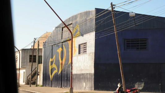 Un hombre persiguió a su expareja a la salida de un boliche, le tiroteó el auto y casi provoca una tragedia