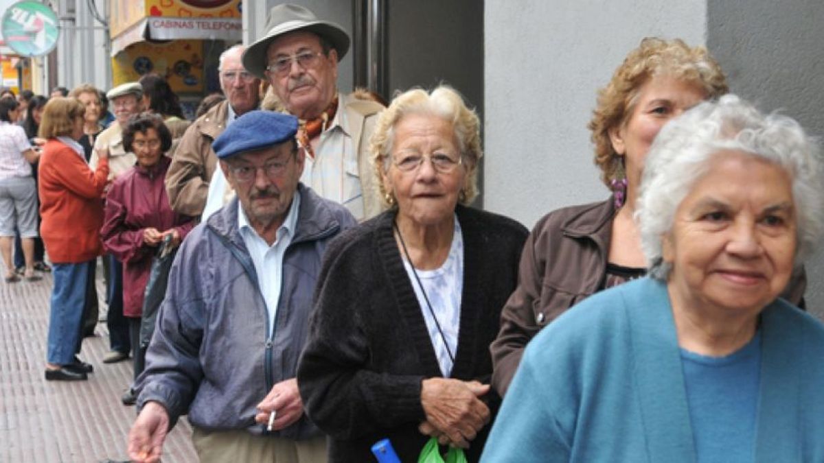 Jubilados: el Gobierno de Javier Milei aún no definió de cuánto será el bono de febrero (Foto: Radio Kermes).