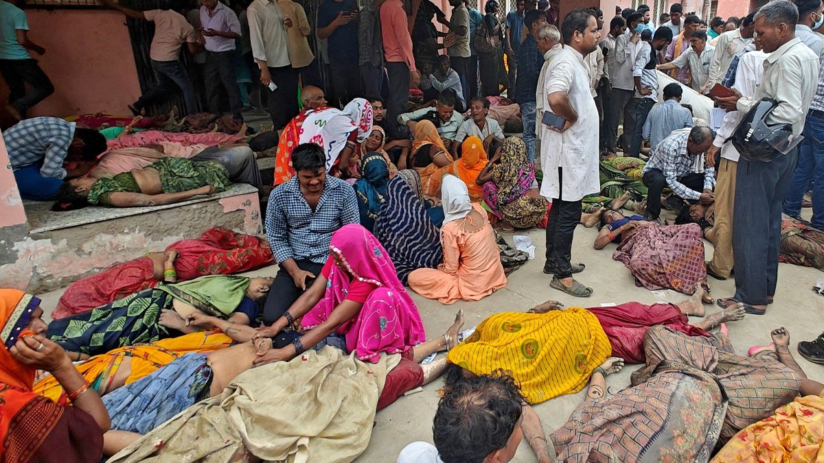 Heridos y familiares esperan a ser atendidos en un hospital desbordado por la tragedia (Foto: gentileza TOI).