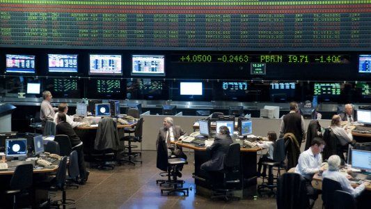 Miércoles negro para la economía: la Bolsa cayó 9% y el riesgo país subió a 600 puntos, el más alto de la gestión Macri