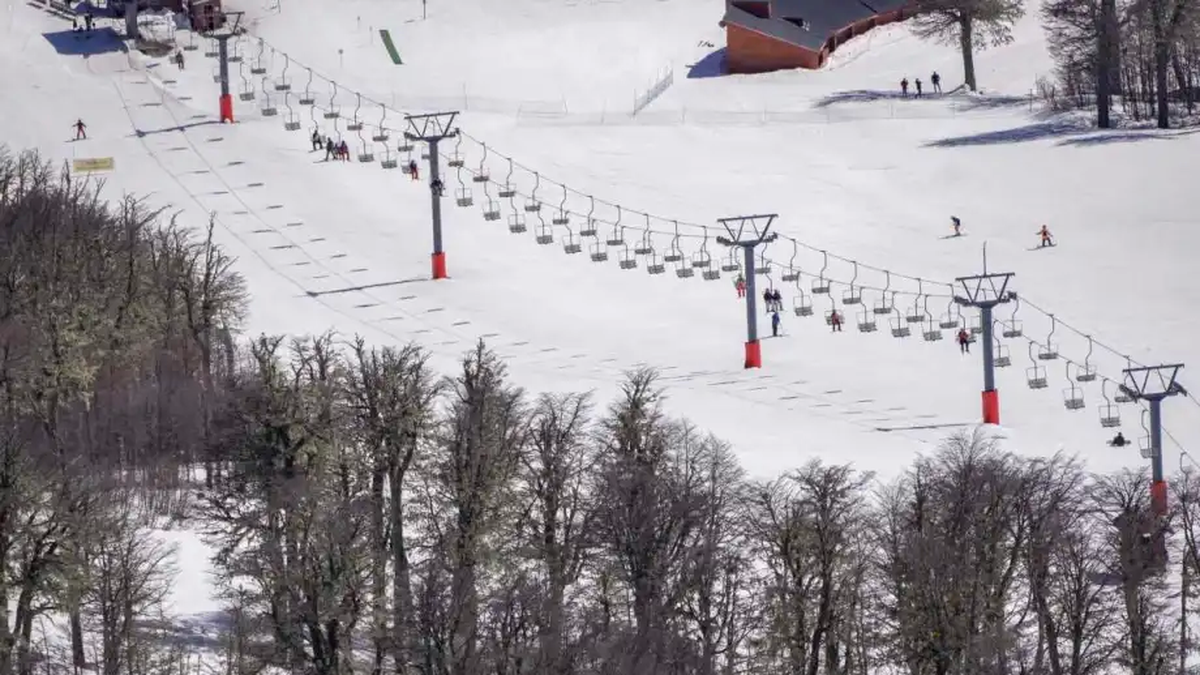 Lo rescataron en el Cerro Chapelco tras siete horas de búsqueda con 6 grados bajo cero y ahora le quieren cobrar por el operativo.