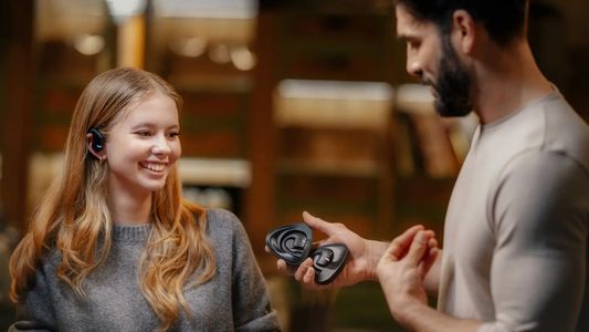 La revolución de la inteligencia artificial en la comunicación: auriculares que traducen en tiempo real