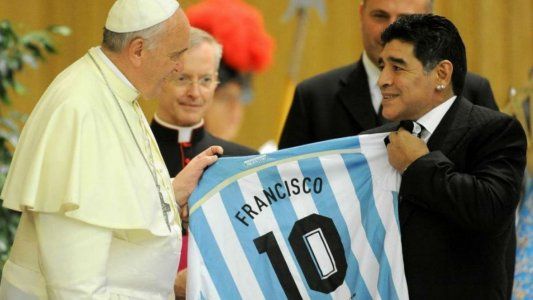 La familia Maradona recibió un rosario bendecido y enviado por el papa Francisco