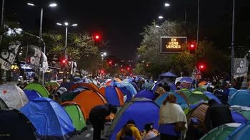 Agrupaciones piqueteras levantaron el acampe en la Av. 9 de Julio y se trasladaron al Ministerio de Trabajo