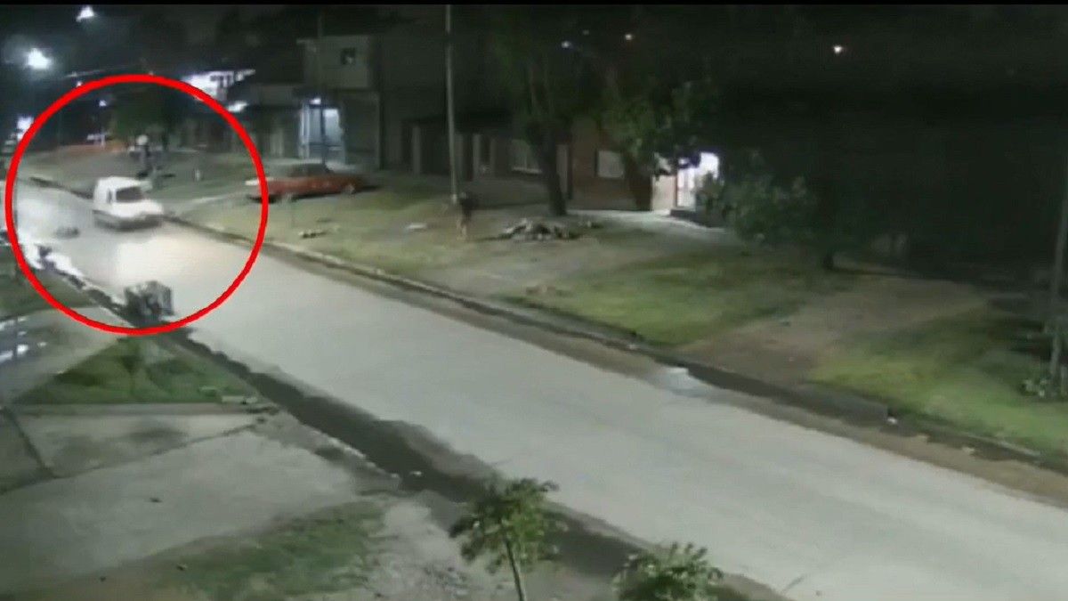 Accidente y abandono. Ocurrió sobre la calle Bacigalupi y Gollini. Foto: captura de Tv.
